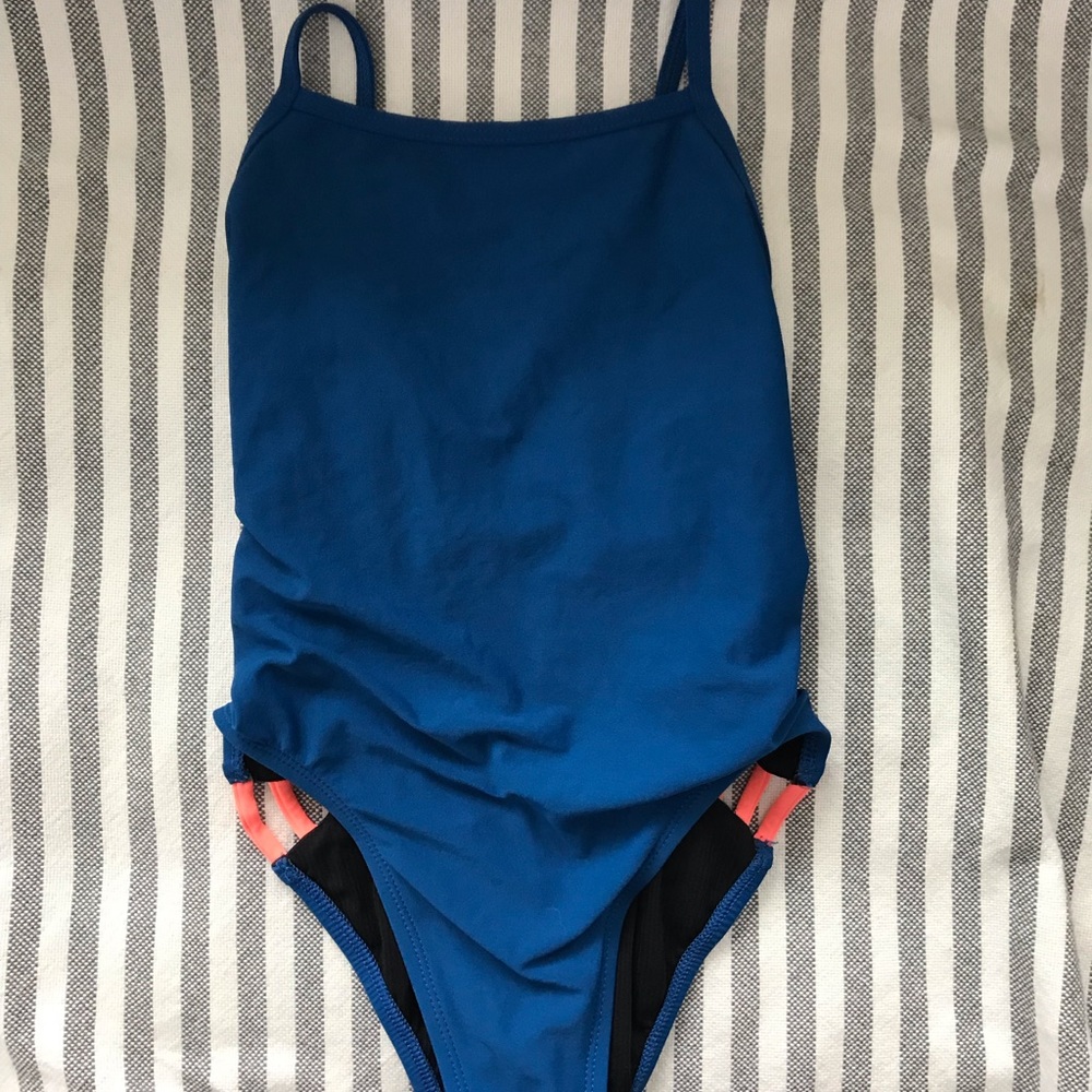 Jolyn One piece tieback
